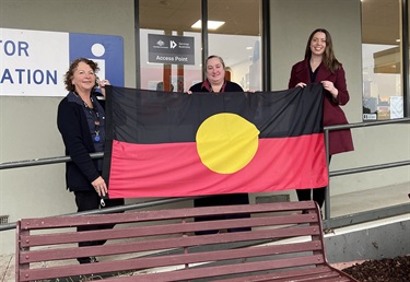 Martha Haylett MP delivers a new flag to the Avoca Information and Resource Centre