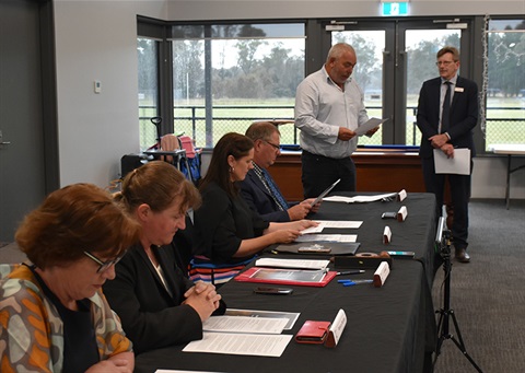 Cr Simon Tol takes the Oath of Office.